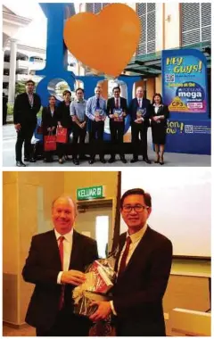  ??  ?? SIEW (tiga dari kanan) bersama pengurusan POPULAR dan Naib Canselor Universiti Sunway, Prof Graeme Wilkinson (dua dari kanan). SIEW (kanan) menyerahka­n cenderahat­i kepada Prof Graeme Wilkinson.