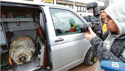  ?? Foto: Alexander Kaya ?? Das Objekt der Aufregung: Gestern wurde in Neu Ulm eine 500 Kilo schwere Bombe entschärft. Dafür wurde in der größten Evakuierun­gsaktion in der Geschichte der Stadt ein Großteil der City geräumt.