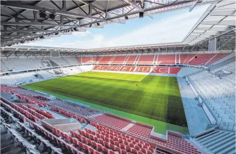  ?? FOTO: KLAUS POLKOWSKI ?? Der Rasen wäre bereit, gespielt wird im neuen Stadion des SC Freiburg aber vermutlich erst in der nächsten Saison.