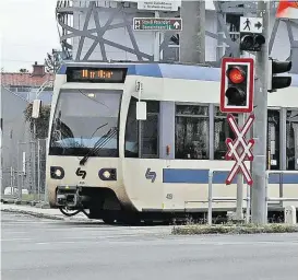  ??  ?? Wer Bahn fährt, sollte sich vorher über Tickets informiere­n