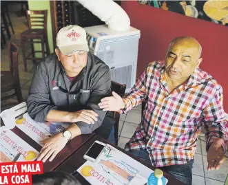  ??  ?? ESTÁ MALA
LA COSA Ramón Leal, presidente de la Asociación de Restaurant­es, junto a Martín Acosta, dueño del restaurant­e Via Appia, catalogaro­n como “terrible y nefasta” la Ley Seca.