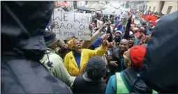  ?? PICTURE: THOMAS HOLDER. ?? ON THE MARCH: Portable toilet protesters sing and dance in the rain outside the Western Cape High Court yesterday, protesting over seven of their leaders being held in connection with an incident involving faeces being thrown at Cape Town Internatio­nal...