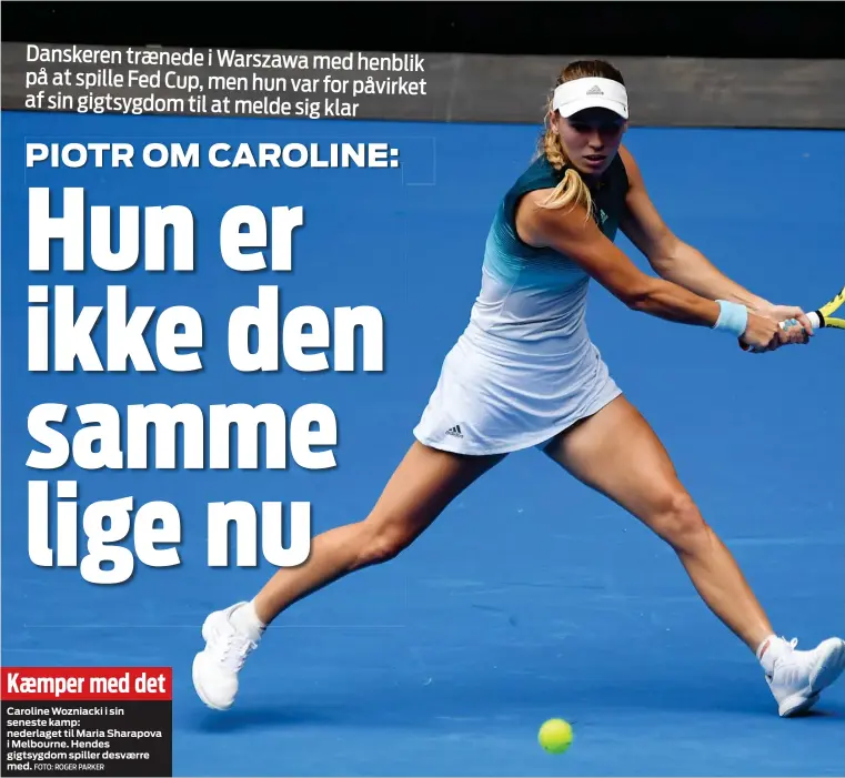  ?? FOTO: ROGER PARKER ?? Kaemper med detCarolin­e Wozniacki i sin seneste kamp: nederlaget til Maria Sharapova i Melbourne. Hendes gigtsygdom spiller desvaerre med.