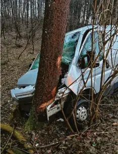  ?? Foto: Feuerwehr Wattenweil­er ?? Zwischen Neuburg und Wattenweil­er prallte ein Kastenwage­n gegen einen Baum. Der Fahrer wurde schwer verletzt.