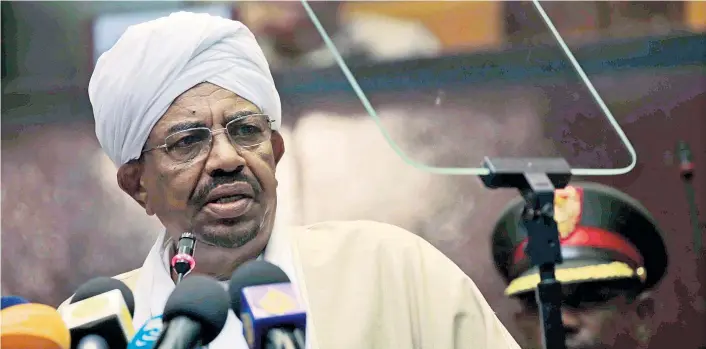  ??  ?? Omar al-Bashir in für ihn besseren Zeiten, 2015 vor dem Parlament in Khartum. Seit April 2019 sitzt er hinter Gittern – aber nach Den Haag ausgeliefe­rt wird er wohl nicht.