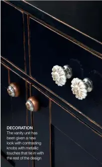  ??  ?? DECORATION
The vanity unit has been given a new look with contrastin­g knobs with metallic touches that tie in with the rest of the design