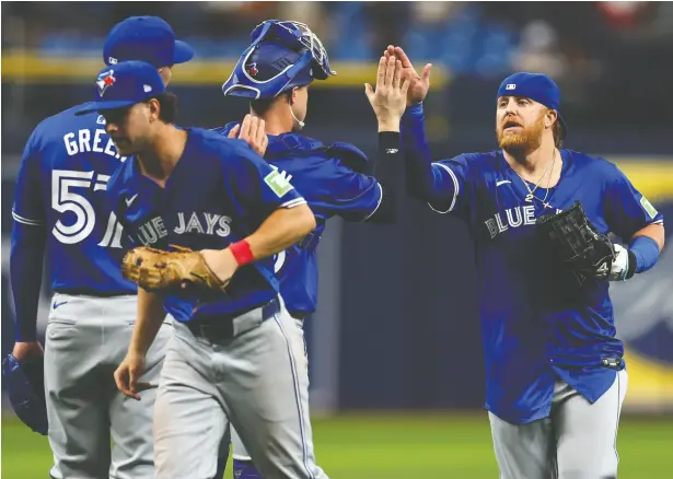  ?? KEVIN SABITUS / GETTY IMAGES ?? Blue Jays designated hitter Justin Turner celebrates with his teammates after Toronto topped the Tampa Bay Rays 9-2 at Tropicana Field on Sunday
in St. Petersburg, Fla. Turner had a homer and four RBIS in the finale of the four-game series, which the teams split 2-2.