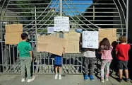  ??  ?? Cancelli chiusi La protesta dei residenti lo scorso 28 maggio