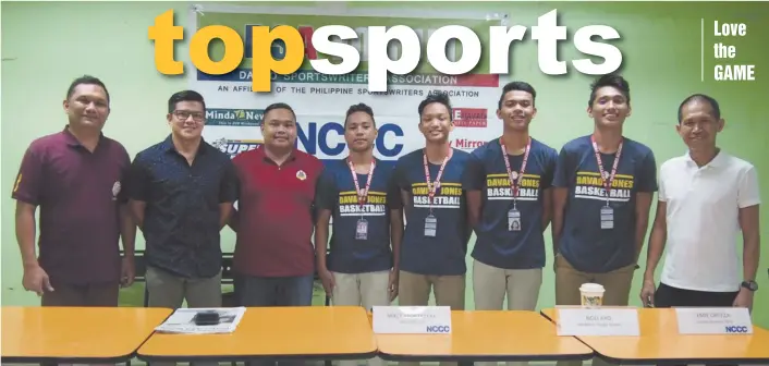  ?? SETH DELOS REYES PHOTO ?? DSA GUESTS. Manila-bound Davao Jones Academy (DJA) Spunky players and coaches pose with SDD-CMO chief Mikey Aportadera, second from left, and Mindanao Peace Games main convener Noli Ayo, right, at the close of yesterday's Davao Sportswrit­ers...