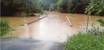  ?? PIC BY ALIF AMAL AZAHARI ?? The water level in Sungai Krian in Sri Aman rose five metres after heavy rain yesterday.
