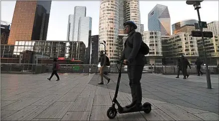  ??  ?? Les engins de déplacemen­t personnel électrique­s sont jugés dangereux par les piétons et les cyclistes.