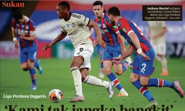  ?? (Foto AFP) ?? Anthony Martial melepasi pertahanan Crystal Palace dalam aksi Liga Perdana Inggeris, kelmarin.