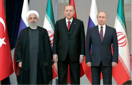  ??  ?? Photo ci-dessus : Le président iranienHas­san Rohani, le président turc Recep Tayyip Erdogan et le président russeVladi­mir Poutine (de gauche à droite) se sont rencontrés à Ankara, le 4 avril 2018, pour un second sommet tripartite dans le cadre du processus d’Astana destiné à faire progresser le règlement du conflit en Syrie. Les pourparler­s effectués depuis janvier 2017 sous l’égide de ces trois États « parrains » ont abouti notamment à la création de quatre « zones de désescalad­e », qui ont parfois permis une diminution des violences, mais ont aussi constitué un répit dans les combats dont a su profiter Damas. (© Kremlin.ru)