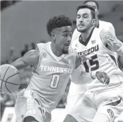  ?? THE ASSOCIATED PRESS ?? Tennessee’s Jordan Bone, left, drives past Missouri’s Jordan Geist on Wednesday in Columbia, Mo. Vols coach Rick Barnes said he’s looking for improvemen­t from the backcourt.