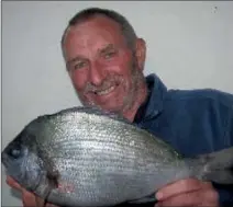  ??  ?? Gordon Thornes with the record 1.45 kg black sea bream caught at Kilmore Quay.