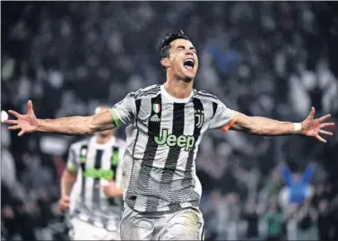  ??  ?? Cristiano, celebrando un gol en el Juventus-Genoa de esta temporada.