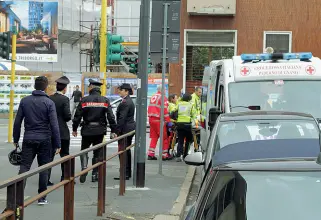  ??  ?? I soccorsi
Il piccolo Leonardo, intorno alle 10 di mattina, aveva chiesto di andare in bagno e poi è sfuggito al controllo della bidella. Portato d’urgenza all’ospedale §di Niguarda ha lottato tra la vita e la morte per quattro giorni