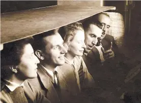  ?? / Foto: Lutkovni muzej ?? Nace Simončič, drugi z leve, je prvič nastopil leta 1951 v predstavi Žogica Marogica.
