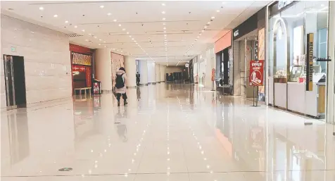  ?? PHOTOS: PETER A. STANLEIGH ?? The malls and subways in Wuxi, China, about 600 km from Wuhan, are almost devoid of people as most shops and businesses are closed.