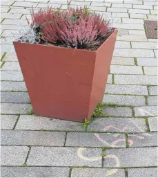  ??  ?? Überall in der Innenstadt leuchten noch die Markierung­en vom Flohmarkt Ende August.