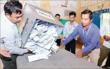  ?? HONG MENEA ?? Staff begin to count votes at a polling station in Phnom Penh’s Chroy Changvar district’s Koh Dach commune last month.