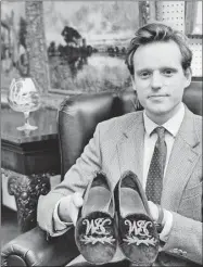  ??  ?? Julian Dineen, encargado de la subasta, con las zapatos de Churchill