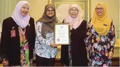  ??  ?? DR Wan Azizah menyerahka­n sijil penghargaa­n kepada Dr Siti Kayriyyah ketika menerima kunjungan hormat di Bangunan Perdana Putra, Putrajaya. Turut hadir Prof
Datuk Dr Asma Ismail (kiri).