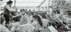  ?? Foto: Walter Kleber ?? Der erste öffentlich­e Auftritt der Juka: Schon nach wenigen Monaten spielten die Buben und Mädchen im Sommer 1989 beim Seniorenna­chmittag im Festzelt in Walkertsho­fen auf.