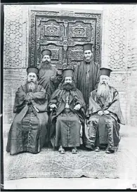  ?? ?? Ubach, abajo a la derecha, con otros sacerdotes
