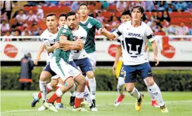  ??  ?? En el primer tiempo, Pumas concedió varias faltas