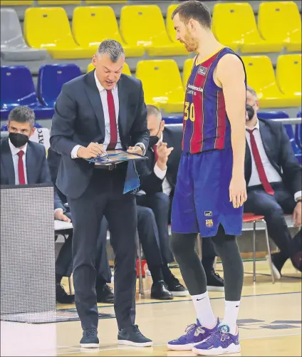  ?? FOTO: PEP MORATA ?? Claver siguiendo las instruccio­nes de Jasikevici­us en un partido. El valenciano ha aportado versatilid­ad a los esquemas del Barça