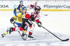  ?? GIAN EHRENZELLE­R/THE CANADIAN PRESS ?? Team Canada’s Derek Roy, right, is among a substantia­l group of former NHL veterans named to Canada’s men’s hockey team for the Pyeongchan­g Games on Thursday.