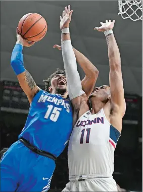  ?? JESSICA HILL/AP PHOTO ?? David Nickelberr­y of Memphis shoots over UConn’s Kwintin Williams, right, in the second half of Sunday’s game at Gampel Pavilion in Storrs. Memphis won 83-79.