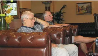  ??  ?? TWINS: The Swannell “bruvvers” together in a pub in Melbourne. PHOTO: ANN SWANNELL