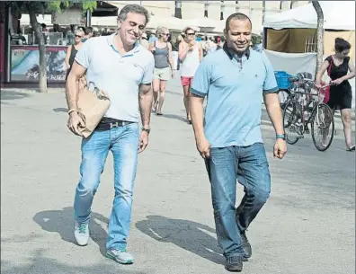  ?? FOTO: CLAUDIO CHAVES ?? André Cury, con el padre de Neymar por el Port Vell de Barcelona en una imagen de la temporada 2013-14