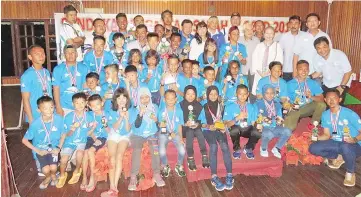  ??  ?? Officials and VIP guests with the winners after the prize presentati­on ceremony.