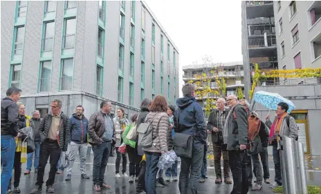  ?? FOTO: CHRISTINE EHMANN ?? Im Hinblick auf das Projekt „Quartier Buch“nehmen Gemeindera­t und Verwaltung­smitarbeit­er im Rahmen einer Exkursion beispielha­fte Projekte in Konstanz und Zürich unter die Lupe.