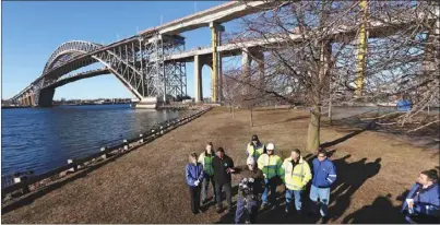  ??  ?? 紐新航港局官員宣布貝­玉揚橋上層部分車道重­新通車。(美聯社)