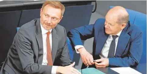  ?? // REUTERS ?? El ministro de Finanzas, Christian Lindner (a la izq.), y el canciller, Olaf Scholz, en una sesión del Bundestag