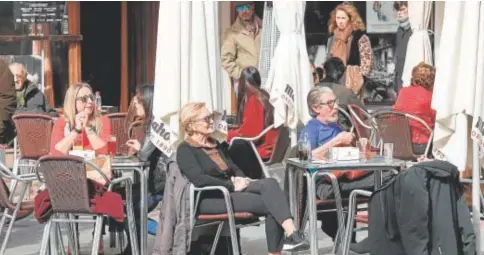  ?? // VALERIO MERINO ?? Una pareja sénior en la terraza de un restaurant­e