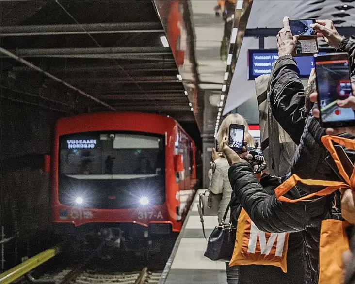  ?? FOTO: LEIF WECKSTRöM ?? Det var så många ivriga på perrongen i Mattby att till slut måste väktarna fösa in folk i vagnarna. Ändå fick alla inte plats.