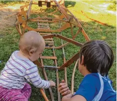  ?? Foto: Familie Marschall ?? Amanda und Justus erkunden ein Souvenir ihrer Urgroßtant­e Amanda: Die Klepper Faltboote sind bei Sammlern sehr gefragt.