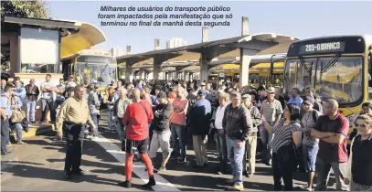  ??  ?? Milhares de usuários do transporte público foram impactados pela manifestaç­ão que só terminou no final da manhã desta segunda