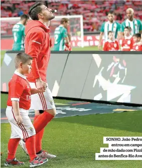  ??  ?? SONHO. João Pedro entrou em campo de mão dada com Pizzi antes do Benfica-Rio Ave