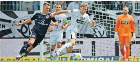  ?? FOTO: IMAGO ?? Thore Jacobsen (vorne) – hier im Duell mit dem Düsseldorf­er Felix Klaus im Hinspiel – wird gegen die Fortuna wohl wieder auf der Bank Platz nehmen müssen.