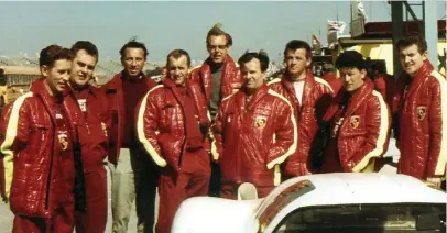  ??  ?? Acima
A colorida equipe de corrida da Porsche em Daytona em 1968, com o 907. Mezger é o quarto da direita.