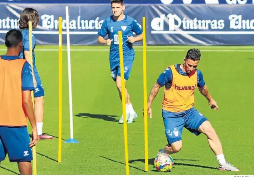  ?? JAVIER ALBIÑANA ?? Rubén Castro, durante un ejercicio en La Rosaleda.