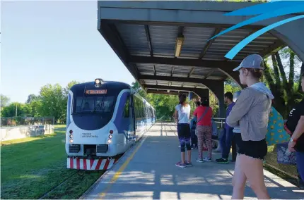  ??  ?? En su mayoría, el material rodante se ha renovado con formacione­s 0 km, como esta dupla de coche motor Alerce –del regional de Córdoba–, de fabricació­n nacional, equipada con aire acondicion­ado, puertas automática­s y cámaras de seguridad. Centro: camarote y baño del servicio larga distancia que une Córdoba con Buenos Aires.