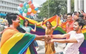  ?? AFP ?? Indianos comemoram a decisão a favor da comunidade LGBT