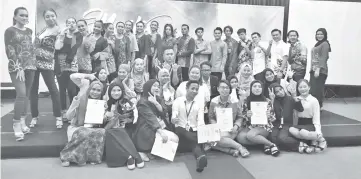  ??  ?? The trainees under the PKAN 2018 at the Borneo Art Newcomers 2019 closing ceremony yesterday.